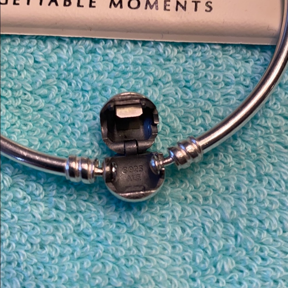 PANDORA 925 STERLING BANGLE BRACELET& 6 CHARMS - Picture 6 of 13